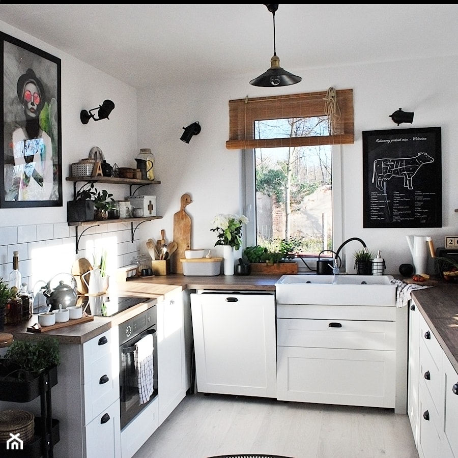 dom - Średnia biała z zabudowaną lodówką z nablatowym zlewozmywakiem kuchnia w kształcie litery u z oknem, styl skandynawski - zdjęcie od beartposter