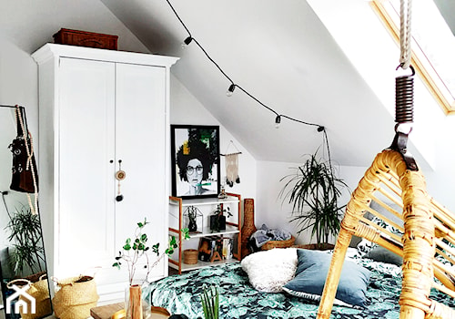 dom - Średnia biała sypialnia na poddaszu - zdjęcie od beartposter