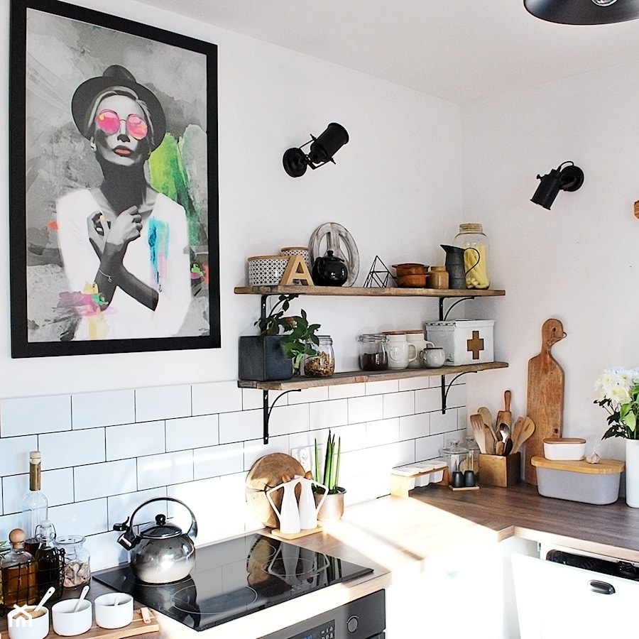 dom - Biała z zabudowaną lodówką kuchnia w kształcie litery l, styl nowoczesny - zdjęcie od beartposter