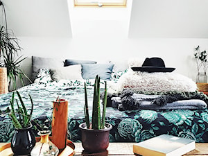 dom - Mała biała sypialnia na poddaszu - zdjęcie od beartposter