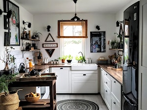 Kuchnia - Mała z salonem biała z zabudowaną lodówką z lodówką wolnostojącą z nablatowym zlewozmywakiem kuchnia w kształcie litery g, styl rustykalny - zdjęcie od beartposter
