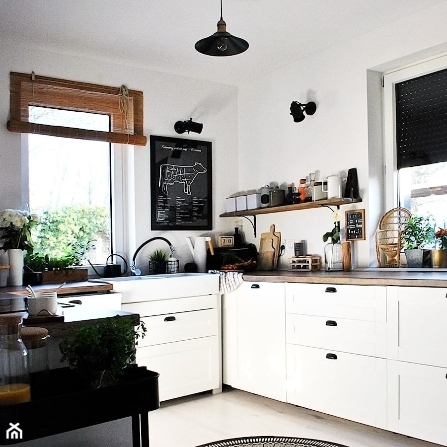 dom - Średnia otwarta biała z zabudowaną lodówką z nablatowym zlewozmywakiem kuchnia w kształcie litery u z oknem, styl skandynawski - zdjęcie od beartposter