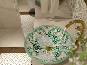 Beżowo-miętowa łazienka z ręcznie malowaną umywalką