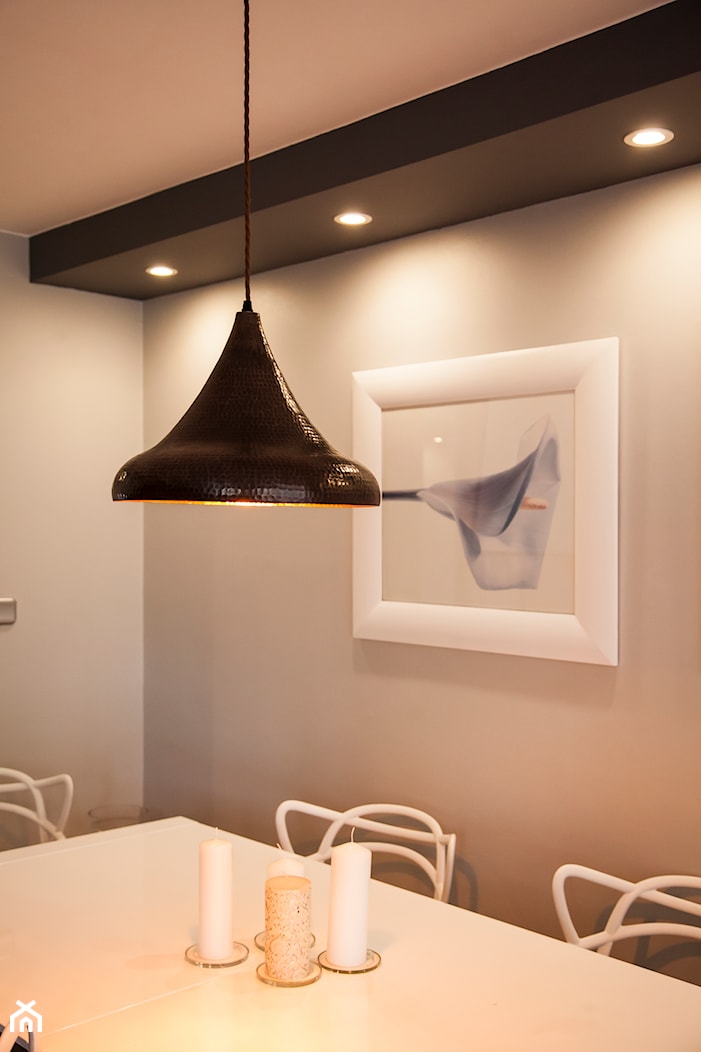 Nowoczesna lampa miedziana w salonie - zdjęcie od Cerames - Homebook
