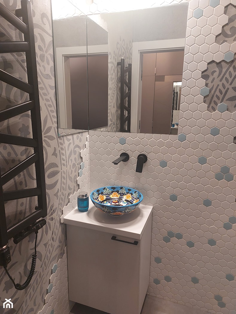 Niebieska łazienka dla gości - zdjęcie od Cerames - Homebook
