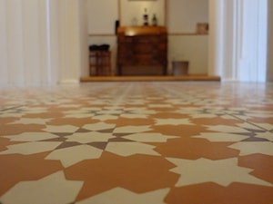 Cementowa podłoga w przedpokoju - inspiracje z płytkami cementowymi - Hol / przedpokój, styl tradycyjny - zdjęcie od Cerames