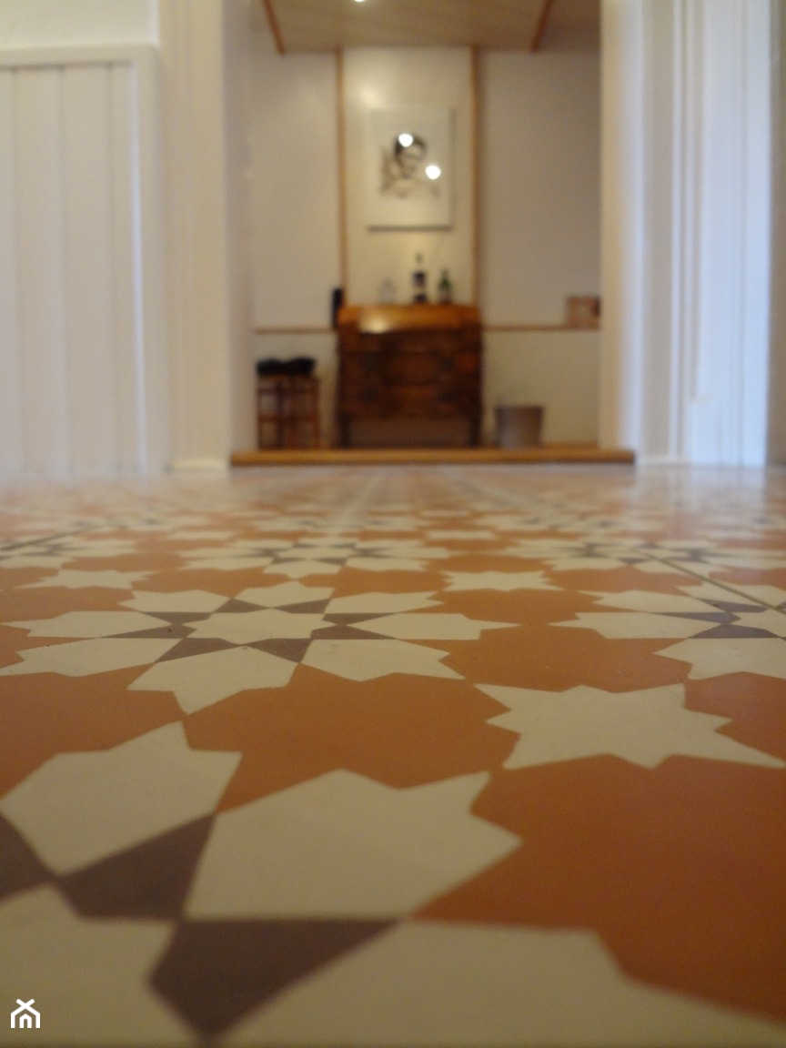 Cementowa podłoga w przedpokoju - inspiracje z płytkami cementowymi - Hol / przedpokój, styl tradycyjny - zdjęcie od Cerames
