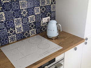 Kobaltowo-białe patchworki nad blatem w kuchni - zdjęcie od Cerames