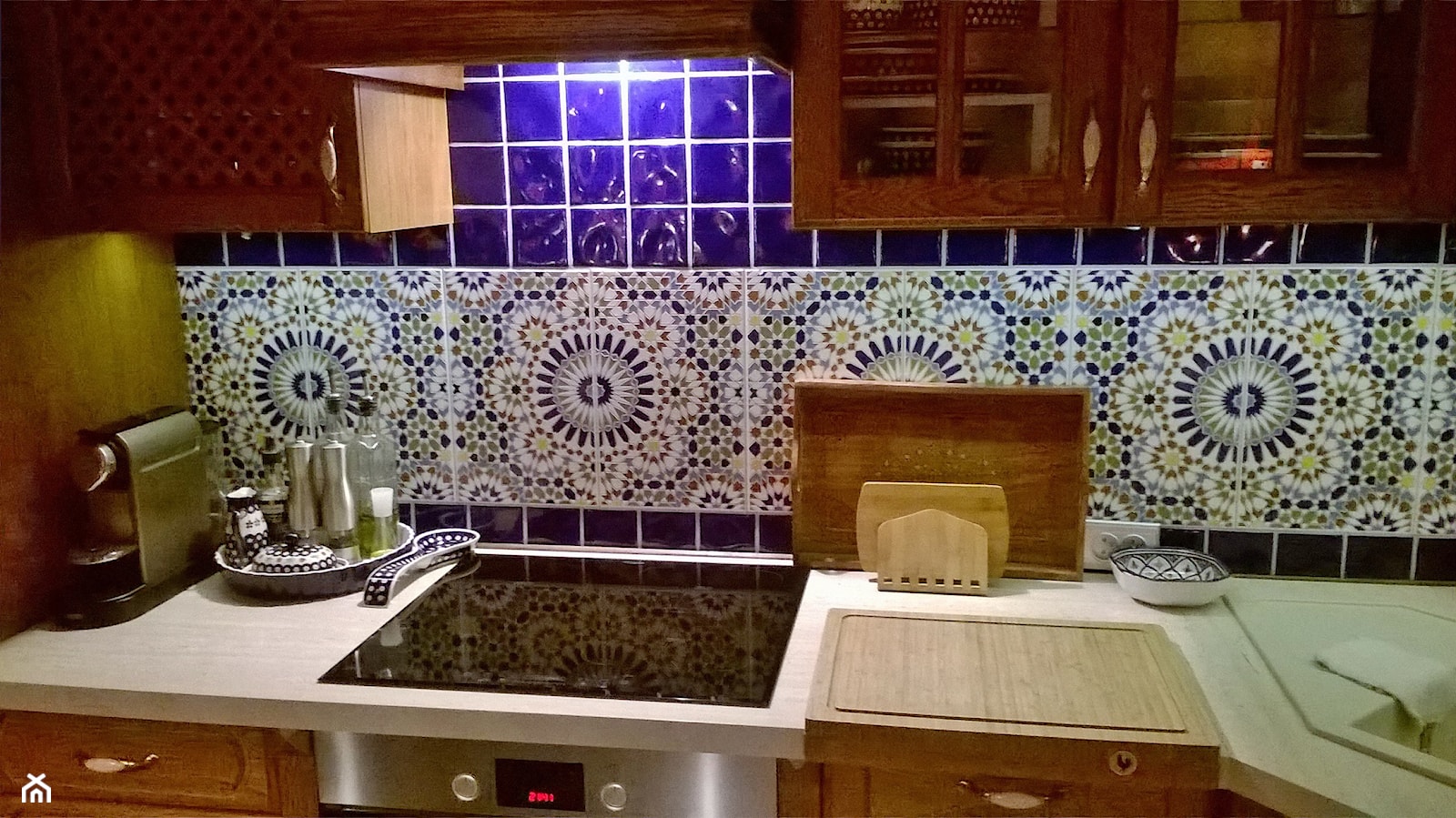 Płytki marokańskie nad blatem w kuchni - zdjęcie od Cerames - Homebook