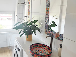 Łazienka z płytkami i umywalką meksykańską - zdjęcie od Cerames
