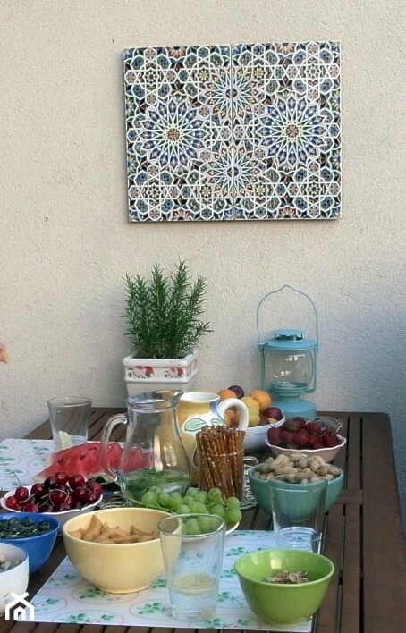 Płytki marokańskie na ścianie w ogrodzie - zdjęcie od Cerames - Homebook