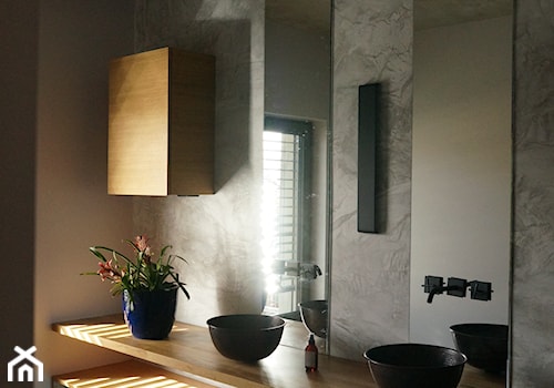 Aranżacje naszych klientów - wybrane - Mała z lustrem z dwoma umywalkami łazienka z oknem, styl tradycyjny - zdjęcie od Cerames
