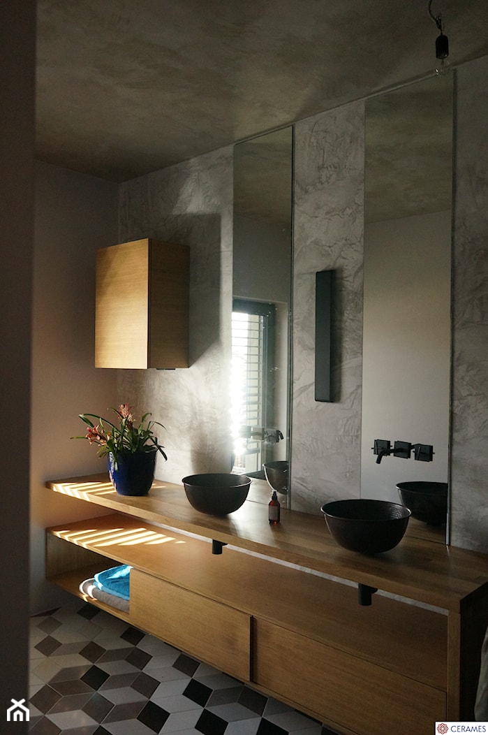 Aranżacje naszych klientów - wybrane - Mała z lustrem z dwoma umywalkami łazienka z oknem, styl tradycyjny - zdjęcie od Cerames - Homebook