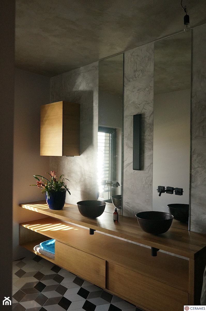 Aranżacje naszych klientów - wybrane - Mała z lustrem z dwoma umywalkami łazienka z oknem, styl tradycyjny - zdjęcie od Cerames