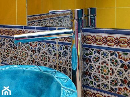 Aranżacje wnętrz - Łazienka: Pasek dekoracyjny z płytek marokańskich w łazience - Cerames. Przeglądaj, dodawaj i zapisuj najlepsze zdjęcia, pomysły i inspiracje designerskie. W bazie mamy już prawie milion fotografii!
