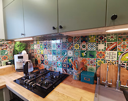 Płytki meksykańskie w patchworkach nad blatem w kuchni - zdjęcie od Cerames - Homebook