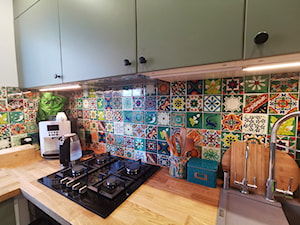 Płytki meksykańskie w patchworkach nad blatem w kuchni - zdjęcie od Cerames