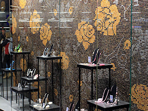 Dekoracja z płytek mozaikowych na witrynie z butami - zdjęcie od Cerames