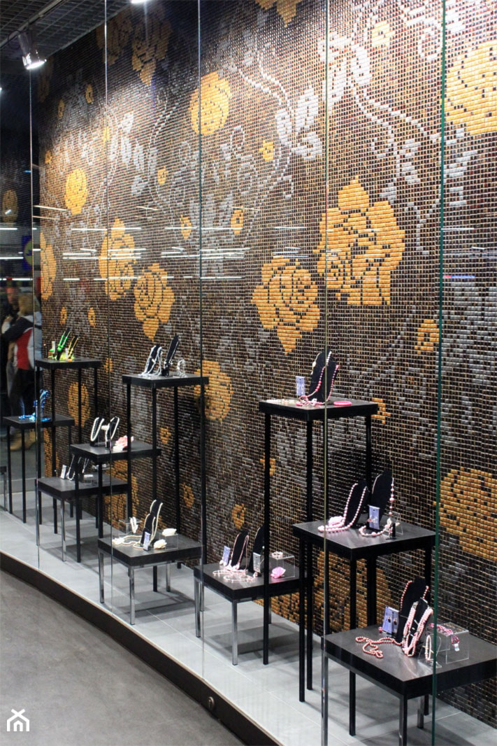 Dekoracja z płytek mozaikowych na witrynie z butami - zdjęcie od Cerames