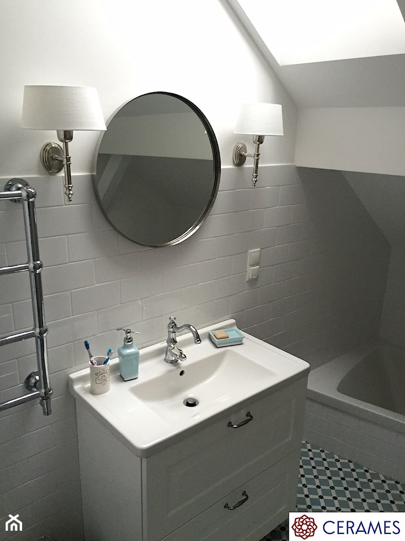 Płytki cementowe w łazience na podłodze - Mała na poddaszu łazienka z oknem, styl tradycyjny - zdjęcie od Cerames - Homebook