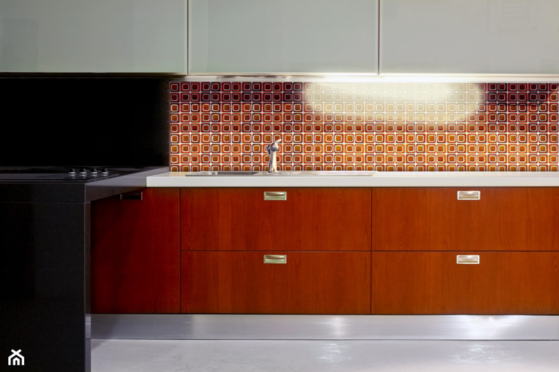 Mozaikowe płytki nad blatem w kuchni - zdjęcie od Cerames - Homebook
