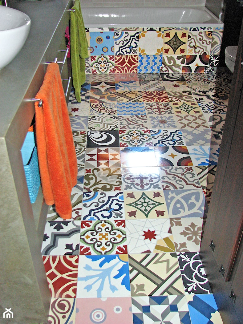 Płytki cementowe na podłodze w łazience - zdjęcie od Cerames - Homebook