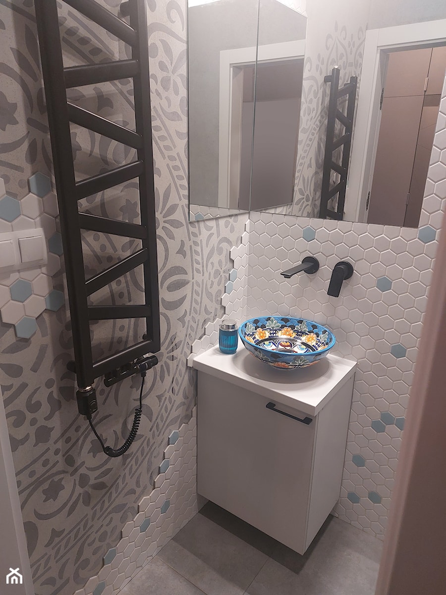 Niebieska łazienka dla gości - zdjęcie od Cerames
