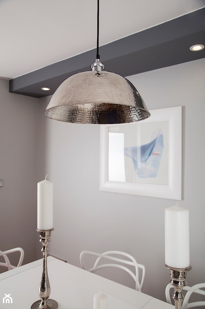 Nowoczesna lampa miedziana w salonie - zdjęcie od Cerames - Homebook
