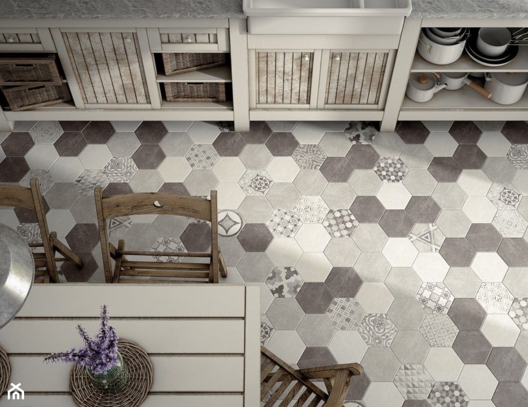 Płytki heksagonalne na podłodze w kuchni - zdjęcie od Cerames - Homebook