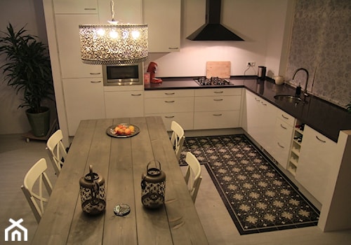 Brązowo-białe płytki na podłodze w kuchni - zdjęcie od Cerames