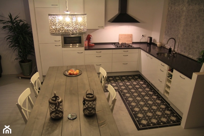 Brązowo-białe płytki na podłodze w kuchni - zdjęcie od Cerames - Homebook