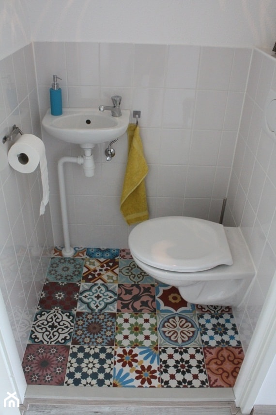 Patchworki na podłodze w toalecie - zdjęcie od Cerames