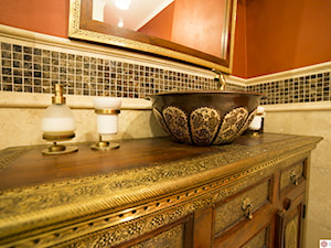 Umywalki meksykańskie - aranżacje naszych klientów - Mała bez okna z lustrem z punktowym oświetleniem łazienka, styl tradycyjny - zdjęcie od Cerames