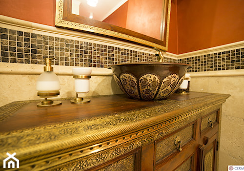 Umywalki meksykańskie - aranżacje naszych klientów - Mała bez okna z lustrem z punktowym oświetleniem łazienka, styl tradycyjny - zdjęcie od Cerames