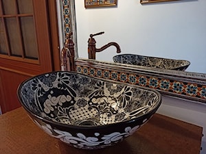 Lustro i umywalka jako element ekspozycji w biurze - zdjęcie od Cerames