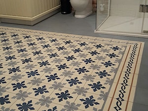 Płytki cementowe na podłodze w łazience - zdjęcie od Cerames