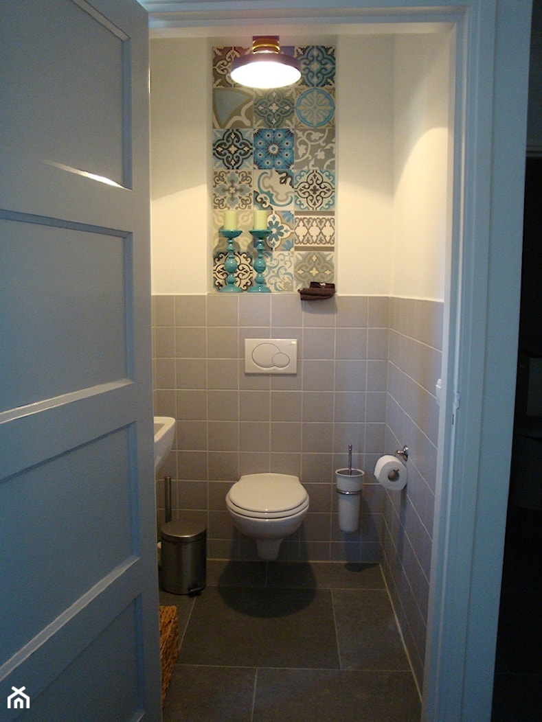 Patchworki na ścianie w toalecie - zdjęcie od Cerames - Homebook