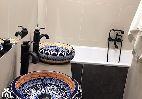 Armatura w łazience - Mała bez okna z lustrem z dwoma umywalkami łazienka, styl tradycyjny - zdjęcie od Cerames