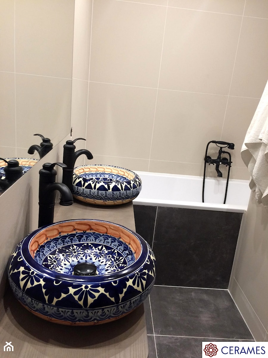 Armatura w łazience - Mała bez okna z lustrem z dwoma umywalkami łazienka, styl tradycyjny - zdjęcie od Cerames