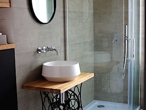Płytki cementowe w łazience na podłodze - Mała łazienka z oknem, styl tradycyjny - zdjęcie od Cerames