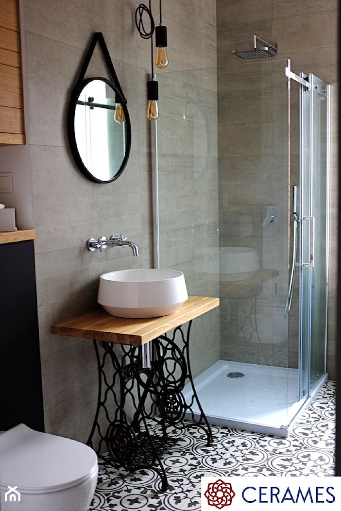 Płytki cementowe w łazience na podłodze - Mała łazienka z oknem, styl tradycyjny - zdjęcie od Cerames - Homebook