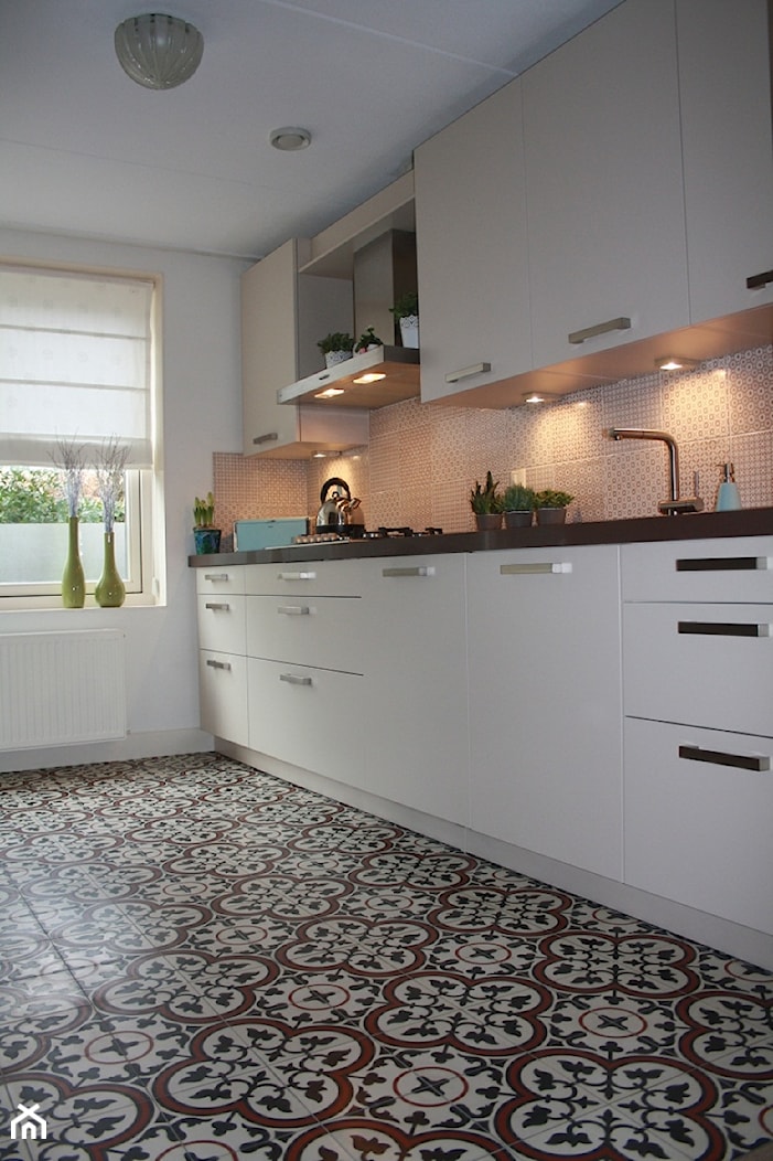 Płytki cementowe w kuchni/ podłoga - zdjęcie od Cerames - Homebook
