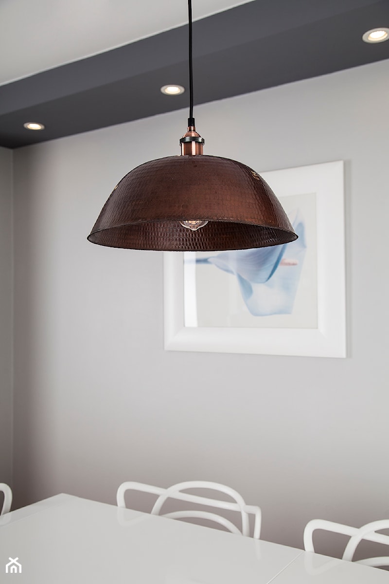 Nowoczesna lampa miedziana w salonie - zdjęcie od Cerames