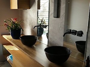 Aranżacje naszych klientów - wybrane - Średnia z lustrem z dwoma umywalkami łazienka z oknem, styl tradycyjny - zdjęcie od Cerames