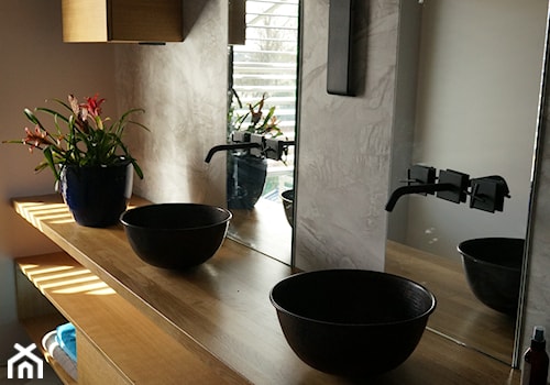 Aranżacje naszych klientów - wybrane - Średnia z lustrem z dwoma umywalkami łazienka z oknem, styl tradycyjny - zdjęcie od Cerames