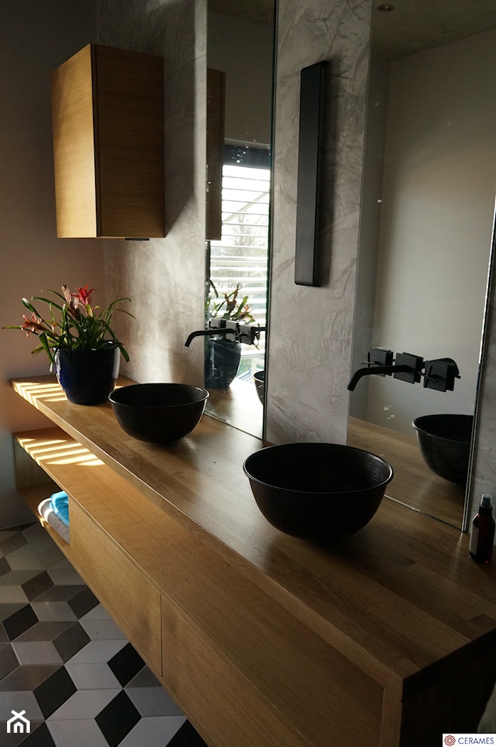 Aranżacje naszych klientów - wybrane - Średnia z lustrem z dwoma umywalkami łazienka z oknem, styl tradycyjny - zdjęcie od Cerames - Homebook