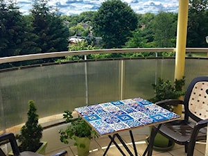 Patchworki na stoliku na balkonie - zdjęcie od Cerames