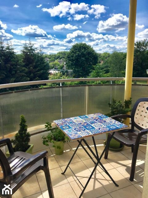 Patchworki na stoliku na balkonie - zdjęcie od Cerames - Homebook