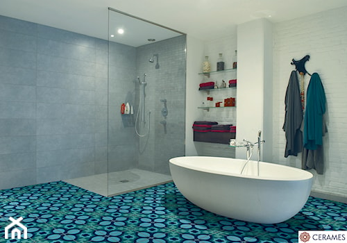 Płytki cementowe w łazience na podłodze - Duża bez okna z punktowym oświetleniem łazienka, styl tradycyjny - zdjęcie od Cerames