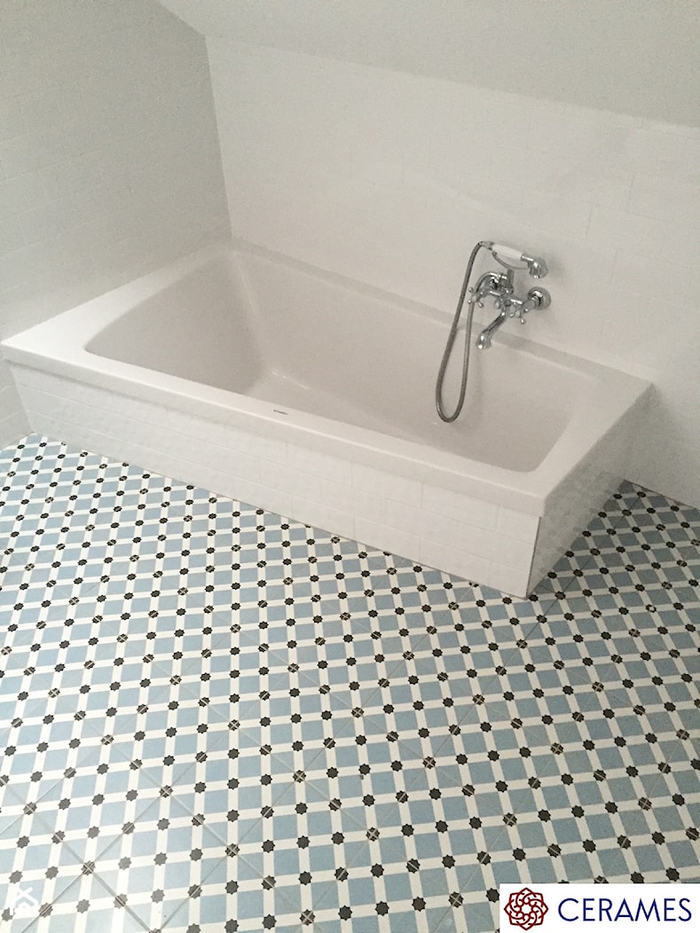 Płytki cementowe w łazience na podłodze - Mała bez okna łazienka, styl tradycyjny - zdjęcie od Cerames - Homebook